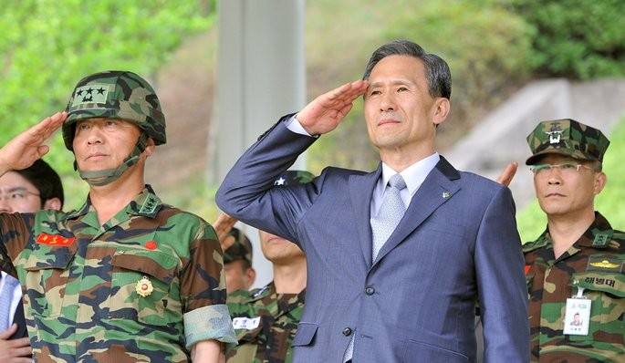 Bộ trưởng Quốc phòng Hàn Quốc Kim Kwan-jin thị sát một đơn vị quân đội.
