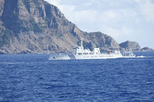 Tàu Hải giám Trung Quốc tiến sát vào Senkaku, kiên trì bám trụ bất chấp sự ngăn cản của Cảnh sát biển Nhật Bản.