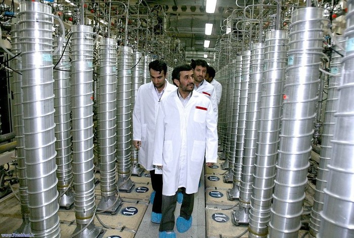 Tổng thống Iran Mahmoud Ahmadinejad tới thăm một cơ sở hạt nhân của Iran.
