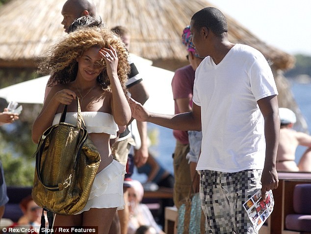 Beyonce luôn mỉm cười hạnh phúc khi đi bên chồng