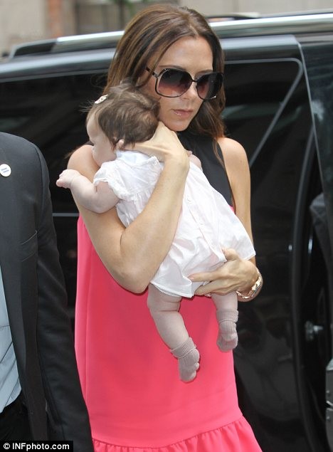 Victoria Beckham rất chịu khó mang con đi dạo phố khi trở về Mỹ để tham dự tuần lễ thời trang New York.