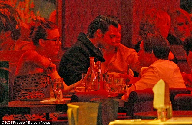 Scarlett Johansson ăn tối cùng Kieran Culkin tại một nhà hàng ở Pháp.