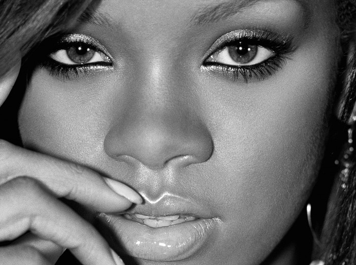 Ngắm thêm những hình ảnh cực quyến rũ và xinh đẹp của Rihanna với gam màu đen trắng.