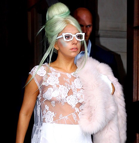Lady Gaga khiến fan hâm mộ tại London bất ngờ với trang phục xuyên thấu.