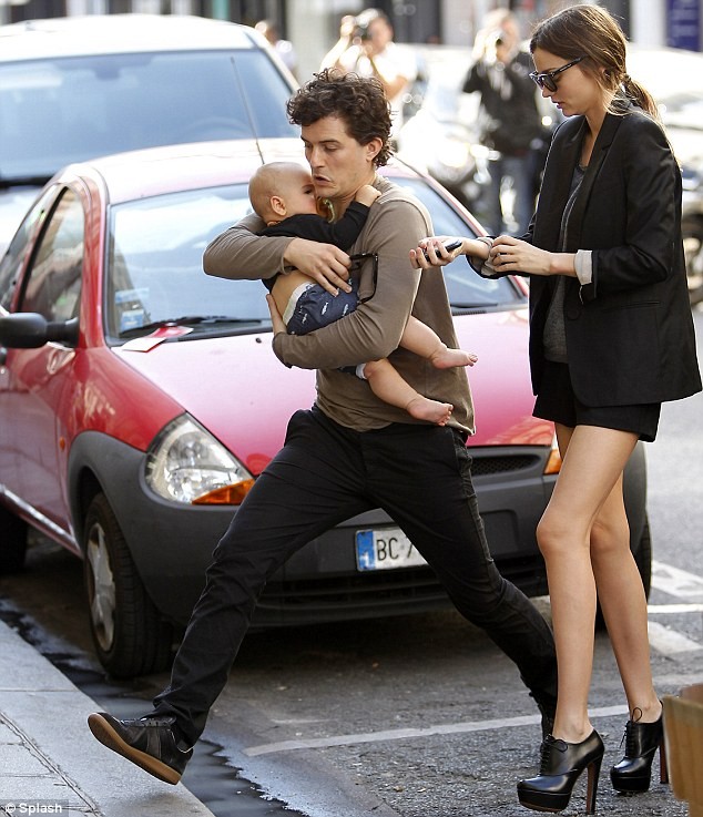 Còn đây là hình ảnh ngoài đời của Miranda Kerr giản dị bên chồng và con trai khi đi dạo phố