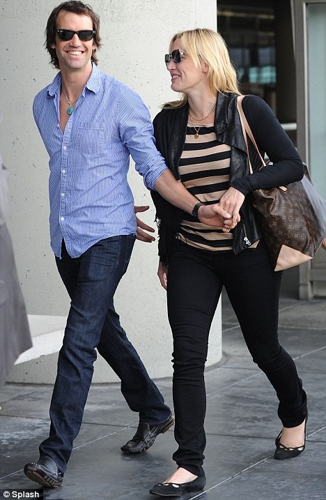 Kate Winslet quấn quýt bên bạn trai mới Ned Rocknroll, cặp đôi trông thật hạnh phúc tại sân bay.