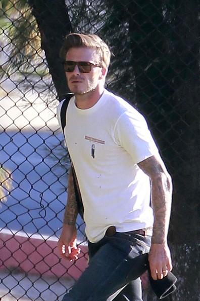 David Beckham đi một mình trên đường phố Los Angeles.
