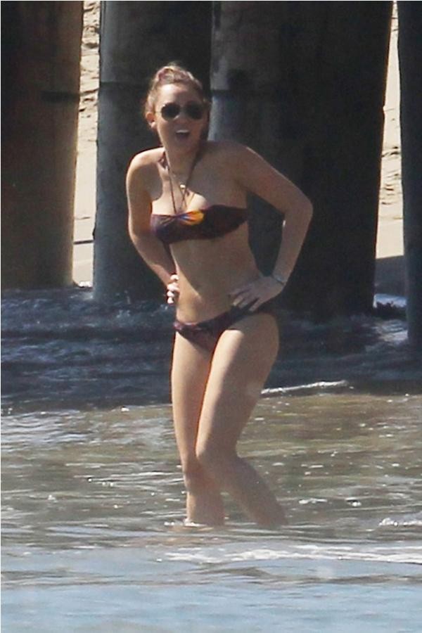 Miley tự tin diện bikini khoe thân hình tuổi 18.