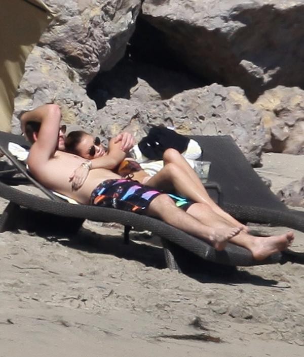 Cặp đôi nằm thư thái trên bãi biển Malibu thơ mộng.
