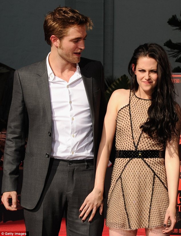 Kristen Stewart âu yếm đặt tay dựa vào Robert Pattinson
