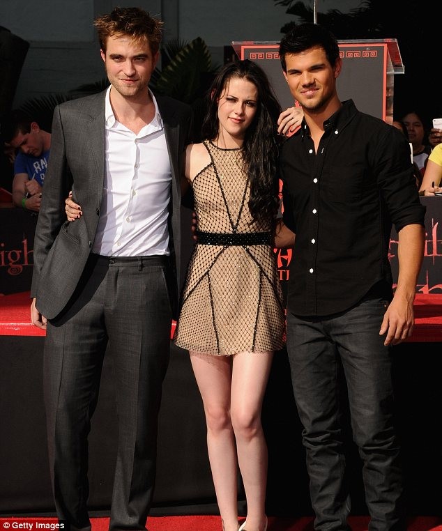 Taylor Lautner lẻ loi đứng cạnh cặp đôi "phim giả tình thật".