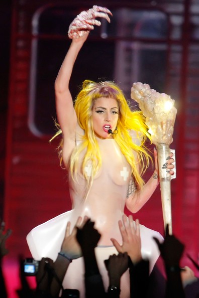 Đôi khi, người ta còn không thấy Lady Gaga mặc áo... bra.
