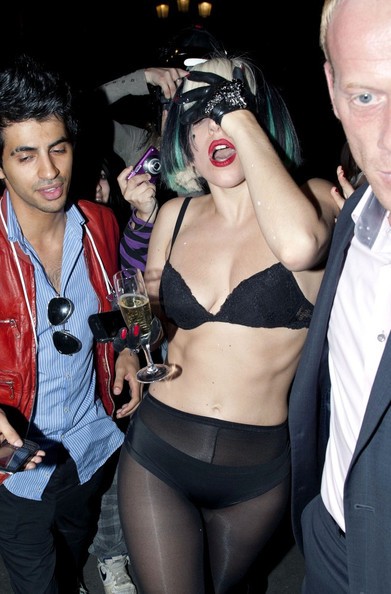 Lady Gaga xuất hiện trên đường phố New York với bộ đồ không khác gì... bikini.