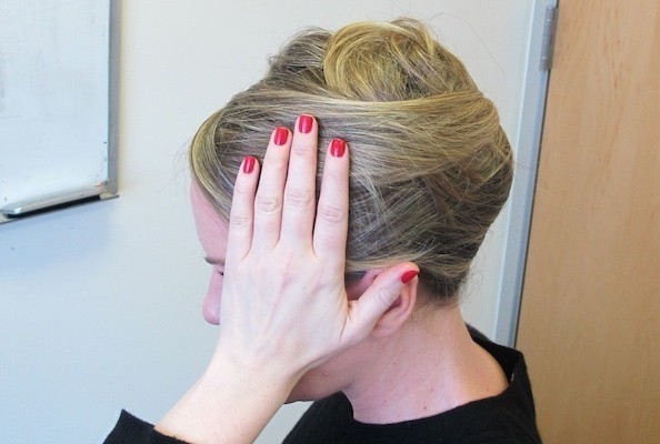 Bước 9: Dùng tay làm mượt lại vùng tóc phía trước, kiểm tra xem có sợi tóc nào bị thừa ra khỏi búi tóc không.