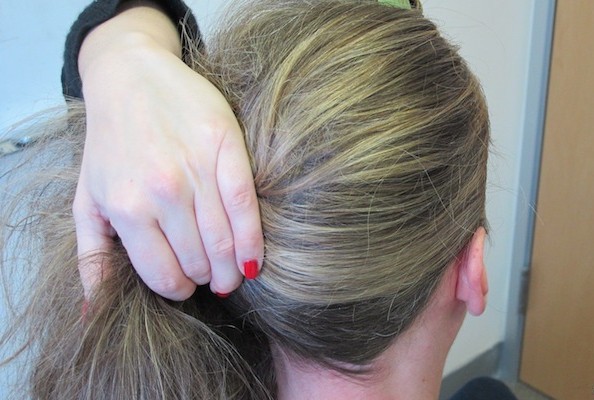 Bước 4: Túm tất cả tóc về phía bên trái.