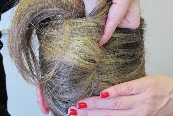 Bước 6: Tiếp tục quấn gọn lại phần tóc phía bên phải và cuốn lại tóc vào trong.