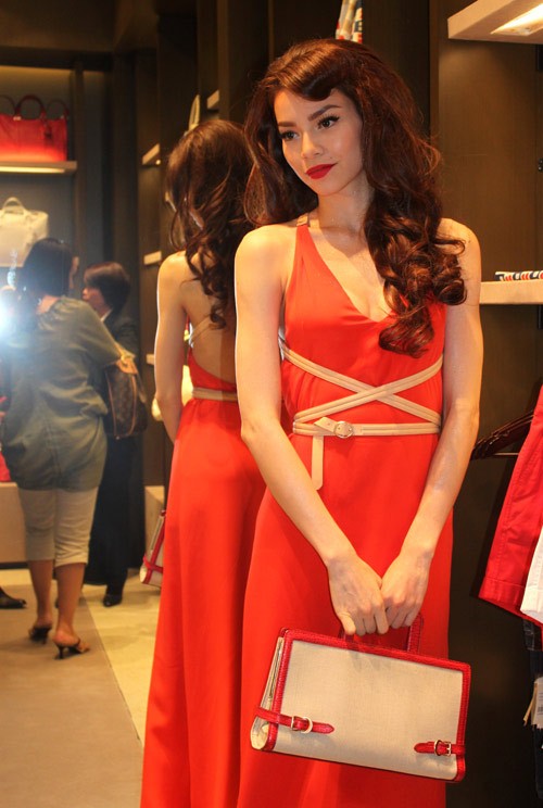 Hồ Ngọc Hà với chiếc váy hiệu Givenchy từng được nhiều sao nữ quốc tế yêu thích.