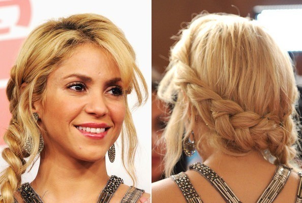 Shakira có mái tóc búi lệch một bên thật bắt mắt và rất dễ thực hiện.