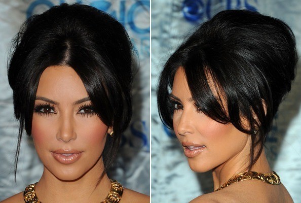 Kim Kardashian luôn trung thành với màu tóc đen và tạo những kiểu vấn đơn giản mà nữ tính.