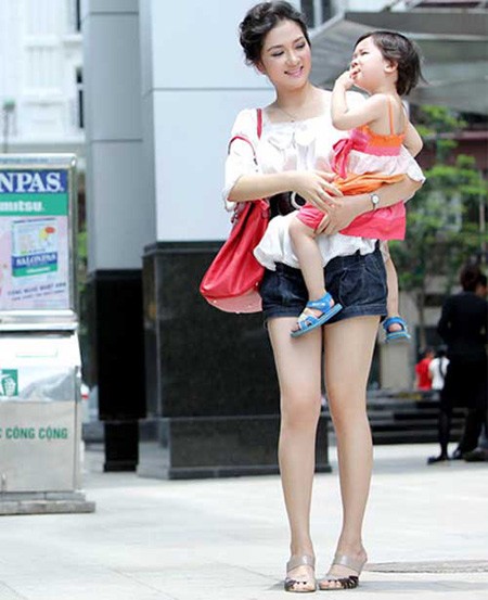 Hoa hậu Nguyễn Thị Huyền xinh đẹp và trẻ trung với bộ đồ đời thường "hở mà không hở" khi đi dạo cùng con gái.