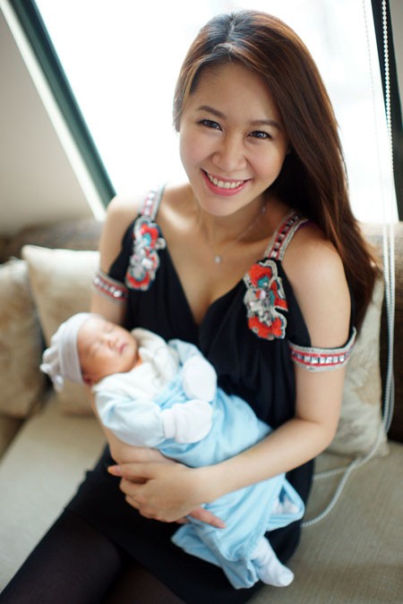 Dương Thùy Linh luôn giữ nụ cười tươi tắn, hạnh phúc khi khoe cậu con trai cưng.