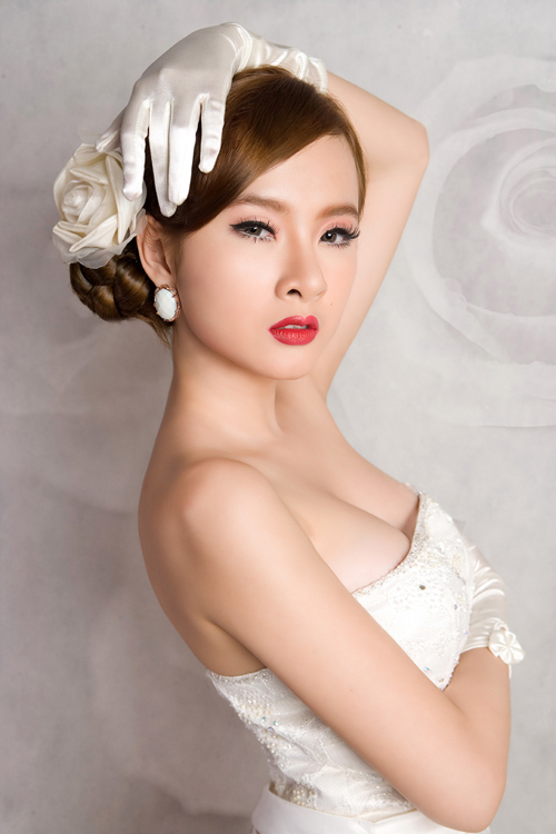 Trang phục của Angela Phương Trinh hầu hết để khoe vòng 1 nảy nở của người đẹp.