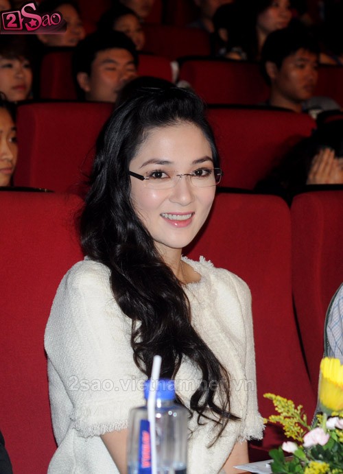 Hoa hậu Nguyễn Thị Huyền đẹp lạ với đôi mắt kính cận, trông cô càng thanh lịch và tinh tế hơn.