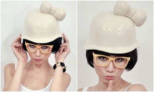 Trong khi đó, trông Trang Trần lại thật khó nói thành lời với kiểu đeo kính, đội mũ "giả nai"