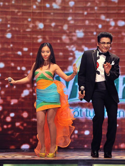 Đoan Ttrang với bộ trang phục đúng chất "vẹt" lòe loẹt từng bị báo chí chê bai hết lời khi dẫn chương trình cùng MC Thanh Bạch.