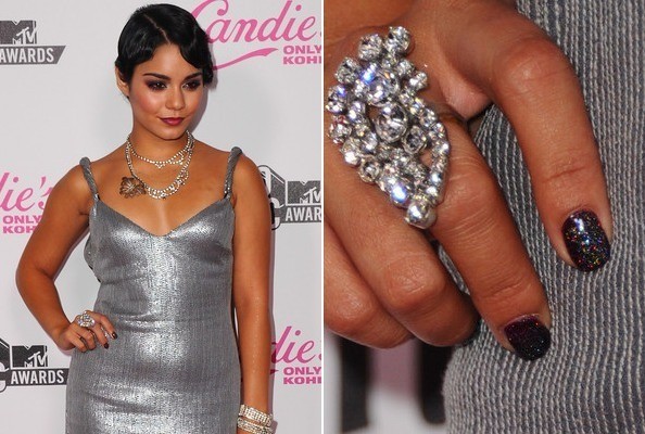 Vanessa Hudgens đeo chiếc nhẫn đẹp mắt trên tay, vì thế cô nàng cũng chăm chút cho bộ móng khá cầu kỳ.