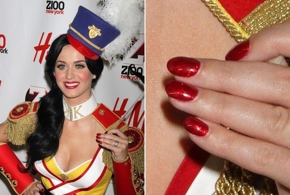 Katy Perry điệu đà với móng tay đỏ chót, cô nàng luôn theo tiêu chí nổi bật và ấn tượng.