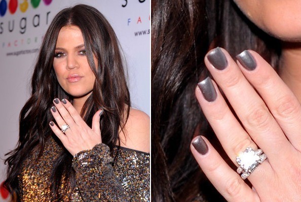 Khloe Kardashian chọn màu móng ghi xám làm nổi bật chiếc nhẫn kim cương cỡ bự.