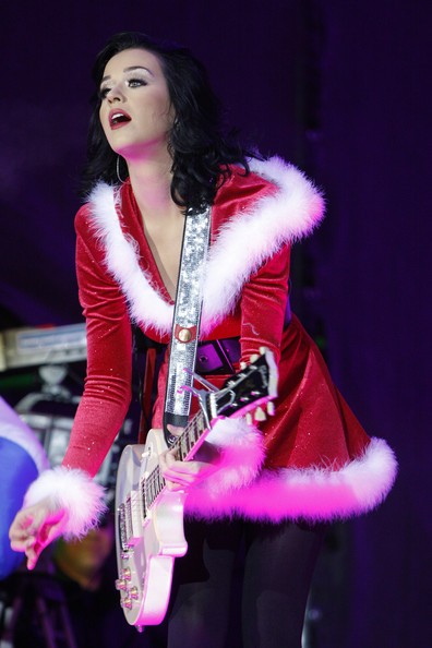 Katy Perry được bình chọn là "Bà Noel" xinh đẹp nhất với bộ đồ trắng đỏ - biểu tượng của thời trang mùa Noel.