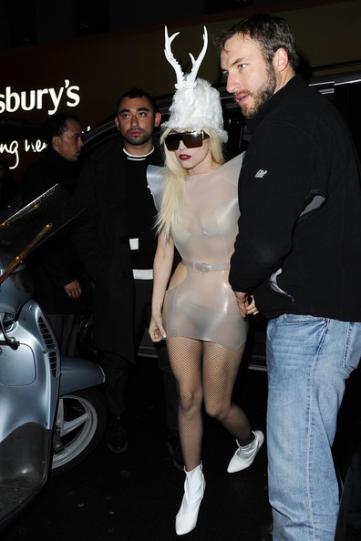 Cô nàng siêu quái Lady Gaga chịu lạnh cực giỏi với bộ đồ có cũng như không, có vẻ nữ ca sỹ siêu quái thích hình ảnh bà chúa tuyết khi xuất hiện với vẻ bề ngoài trắng toát này.