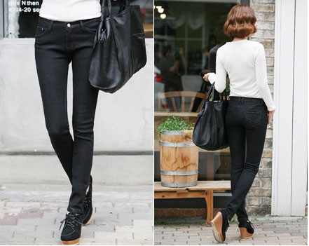 Nếu chọn một mẫu jean đen đơn giản, hãy kết hợp với áo trắng, sơ vin gọn gàng và xách túi màu đen lớn, bạn sẽ cực cá tính và nổi bật.