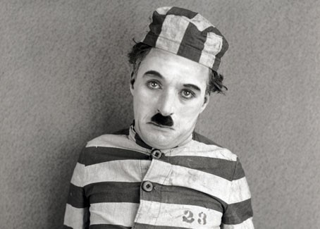 Đôi khi trong phim, danh hài cũng khiến người ta bật cười với những trang phục không đụng hàng: quần áo tù nhân.