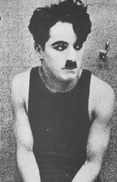 Trong bức ảnh khác trên tạp chí Life, nam diễn viên Charles Spencer Chaplin lại khoe vẻ nam tính của mình với khuôn mặt hài hước trong chiếc áo may ô màu đen.