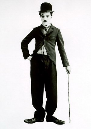 Trang phục của Charlie Chaplin luôn là chiếc áo khoác chật, chiếc quần và đôi giày quá khổ, một chiếc mũ quả dưa, cây gậy chống bằng tre và một bộ ria mép chải chuốt.