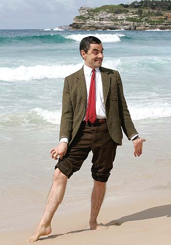Chiếc áo khoác cũ sờn và những mảnh vá ở khuỷu tay đã trở thành trang phục không thể thay đổi của Mr. Bean đến tận ngày nay.