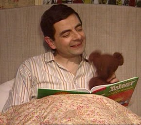 Bộ đồ pijama đi ngủ cùng người bạn nhỏ Teddy cũng khiến các fan không thể nhịn cười với vóc dáng gày gò và lật đật của Mr Bean.