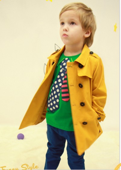 Bé trai với quần jean, áo chất cotton khoác ngoài áo dạ màu vàng là lựa chọn sáng suốt trong tiết trời se lạnh.