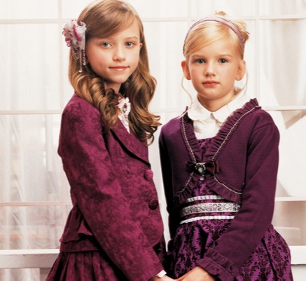 Bạn cũng có thể lựa chọn kiểu đồ "công chúa cổ điển" cho con gái của mình, trông các bé thật ra dáng thiếu nữ phải không?!