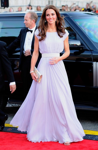 Kate Middleton không hoạt động giải trí nhưng cái tên của cô luôn gây sự chú ý, mỗi lần xuất hiện tại các sự kiện cô luôn nổi bật với trang phục tinh tế, quyến rũ.