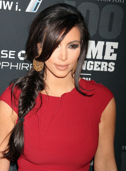 Kim Kardashian sở hữu mái tóc đen óng tự nhiên, cô nàng tết lệch bên trông thật xinh đẹp và nữ tính.