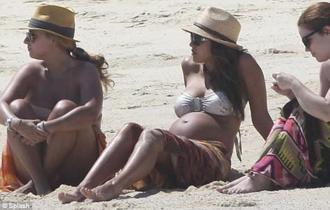 Ngay cả khi mang bầu, Jessica Alba cũng làm đẹp với mũ.