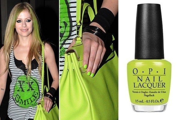 Avril Lavigne ghi điểm với ton sur ton từ trang phục, túi xách đến màu móng tay.