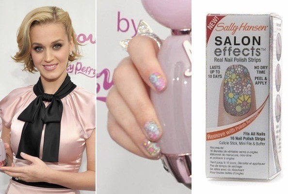 Katy Perry với mẫu móng giả in hình hoa cực xinh, kiểu mẫu nail này rất tiện dụng mà lại đẹp mắt phải không bạn!