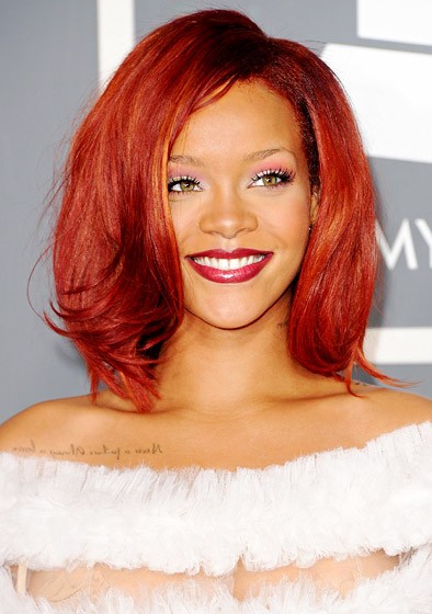 Hiếm ngôi sao này xuất hiện với màu tóc đỏ, Rihanna lại hoàn toàn tự tin với màu tóc nổi bật này, kiểu tóc ngắn ngang vai khiến cô thật trẻ trung, gợi cảm.