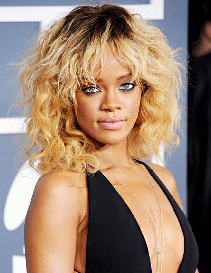 Kiểu tóc mới nhất của Rihanna là nhuộm vàng và làm xoăn, nó mang đến 1 diện mạo mới mẻ như "mèo hoang" cho cô nàng này.