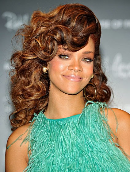 on Rihanna để tóc dài và làm xoăn đầy nữ tính, hất mái lệch khiến khuôn mặt của cô thêm thanh tú.
